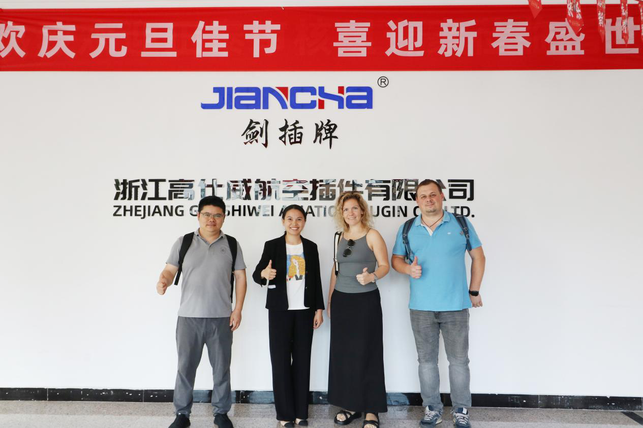 Le 17 octobre 2024, les clients russes sont venus inspecter l'usine et dessiner un nouveau chapitre dans la coopération du connecteur circulaire